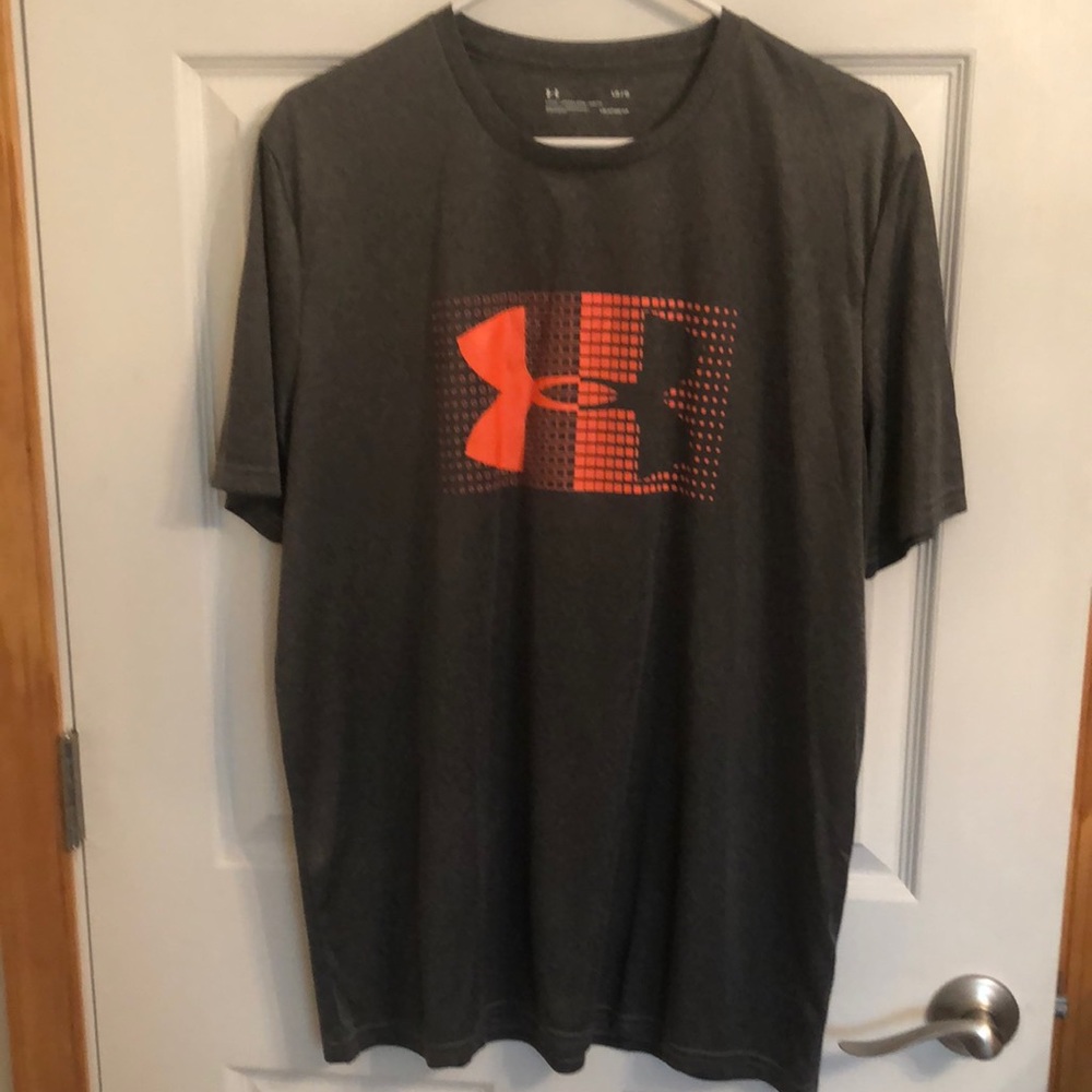 Large Under Armour Grey t-shirt